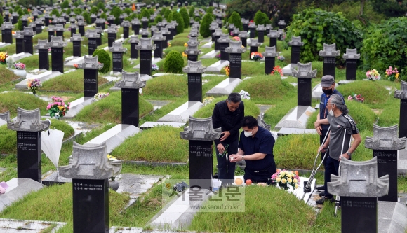 추석 한 주 앞으로… 날 궂어도 미리 성묘 