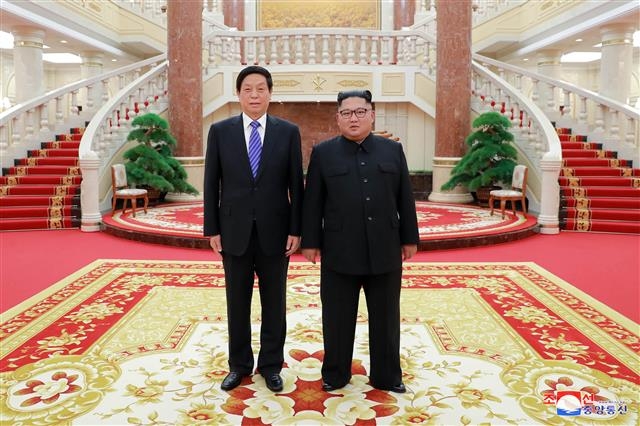 리잔수 전국인민대표대회 상무위원장(왼쪽)