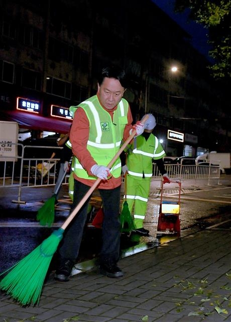이성헌 서울 서대문구청장이 지난 7월 1일 새벽 인왕시장길에서 거리 청소를 하고 있다. 서대문구 제공