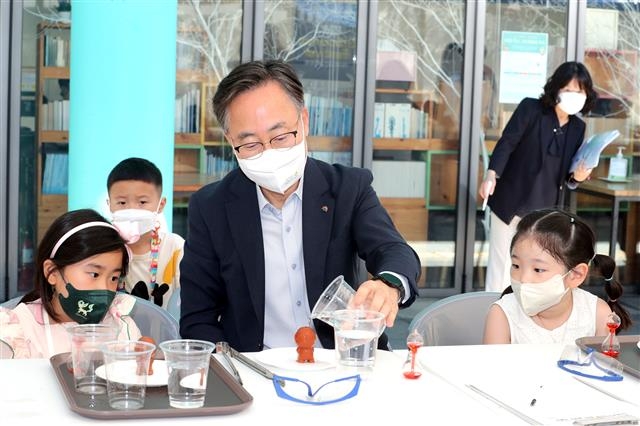 유성훈 서울 금천구청장이 지난 2일 금천과학축제 체험 부스에서 학생들과 함께 오줌싸개 인형의 원리를 시현하고 있다. 금천구 제공