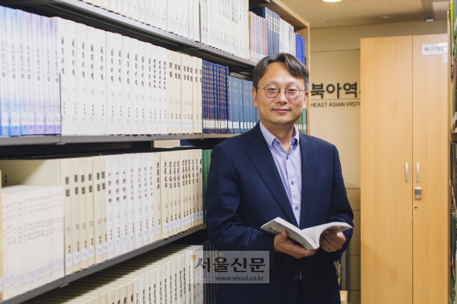 최근 서울 서대문구 동북아역사재단에서 만난 김종근 박사가 지난달 출간한 ‘지도 위의 세계사’를 들고 기념촬영을 하고 있다.