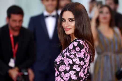 Penelope Cruz poses for photographers upon arrival at the premiere of the film L‘Immensita during the 79th edition of the Venice Film Festival in Venice, Italy, Sunday, Sept. 4, 2022. AP 연합뉴스