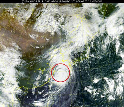 제11호 태풍 힌남노가 5일 오전 3시 제주 서귀포시 남남서쪽 550㎞ 해상을 지났다. 2022.9.5 국가기상위성센터 제공