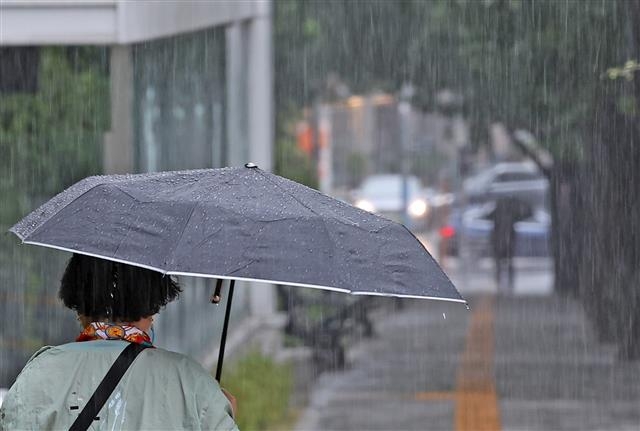 제11호 태풍 ‘힌남노’가 북상 중인 지난 달 5일 서울 동작구 보라매 공원 인근에서 시민들이 우산을 쓴 채 발걸음을 재촉하고 있다. 2022.9.5 뉴스1