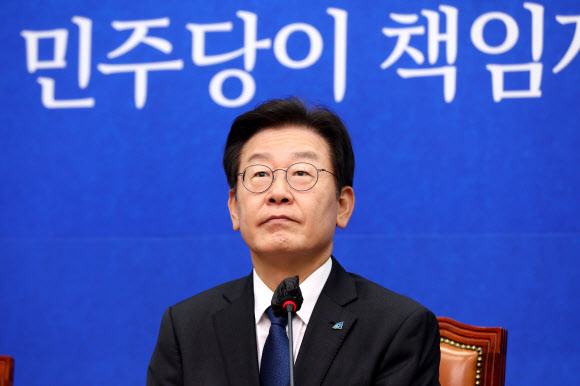 이재명 ‘성남FC 의혹’ 송치에…민주 “희대의 권력남용” 격앙