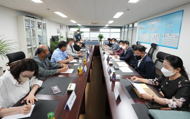 지난달 31일 하남시의회 자치행정위원회 소속 의원들이 하남시체육회 관계자들과 간담회를 하고 있다.  하남시의회 제공