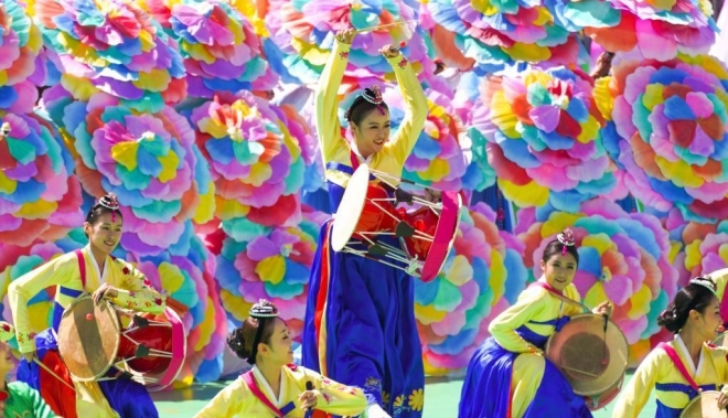 지난 3일 중국 지린성 옌볜조선족자치주(옌볜주)의 주도 옌지에서 옌볜주 창설 70주년을 맞아 장구춤 공연이 펼쳐지고 있다. 신화사 캡처