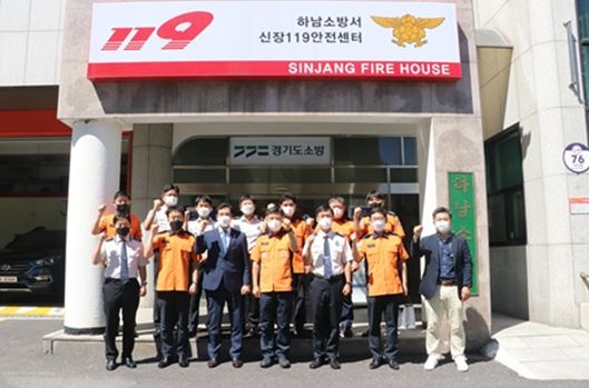 강성삼 하남시 의장이 지난 2일 추석을 맞아 하남소방서 신장119안전센터를 방문해 현업근무자들을 격려하고 기념사진을 찍고 있다.  강성삼 의장실 제공