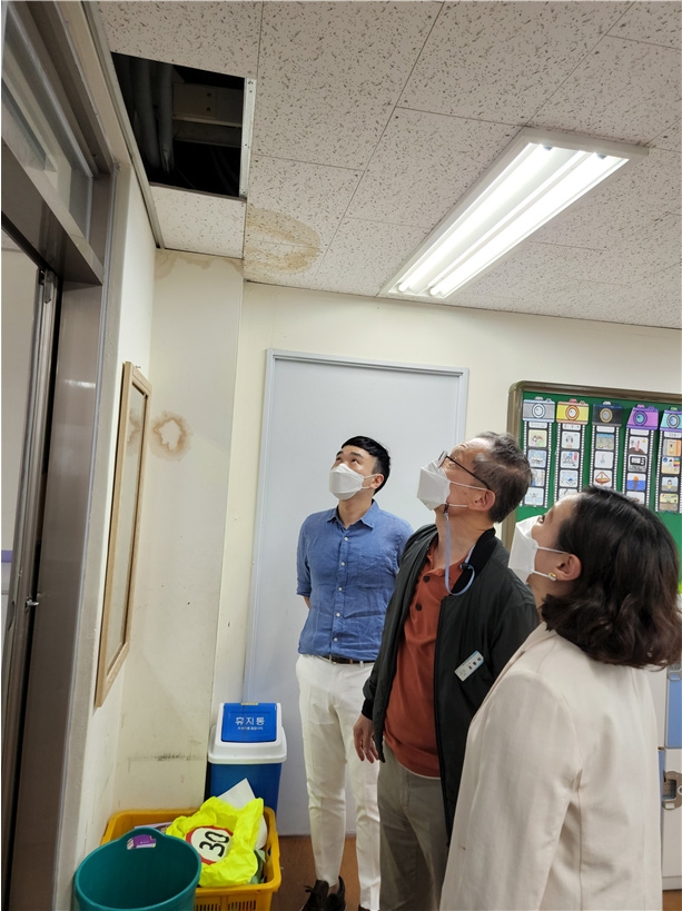 이새날 서울시의원(오른쪽)이 지난 1일 언북초등학교를 방문해 개선이 필요한 학교시설을 점검하고 있다.