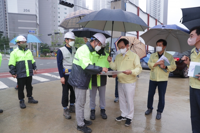 박상돈 천안시장 5일 성성지구 공동주택 건축현장에서 태풍 힌남노 피해 예방을 위한 현장점검을 진행하고 있다.