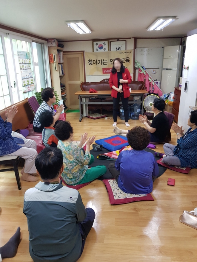 서울 구로구가 주민들에게 맞춤형 안전 교육을 하고 있다. 사진은 지난 2019년 재난안전 교육기관의 전문 강사가 어르신을 대상으로 교육을 하는 모습. 구로구 제공 