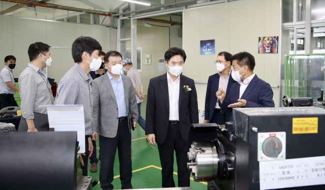 김대중 전남교육감 등 관계자들이 경남 창원기계공고에서 열린 전국기능경기대회 참가 선수들을 격려하고 있는 모습. 