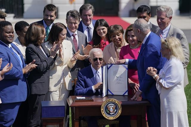 조 바이든 미국 대통령이 지난달 9일 백악관에서 ‘반도체산업 육성법’에 서명한 뒤 상?하원 의원들과 법안 공포를 축하하고 있다.  워싱턴DC AP통신