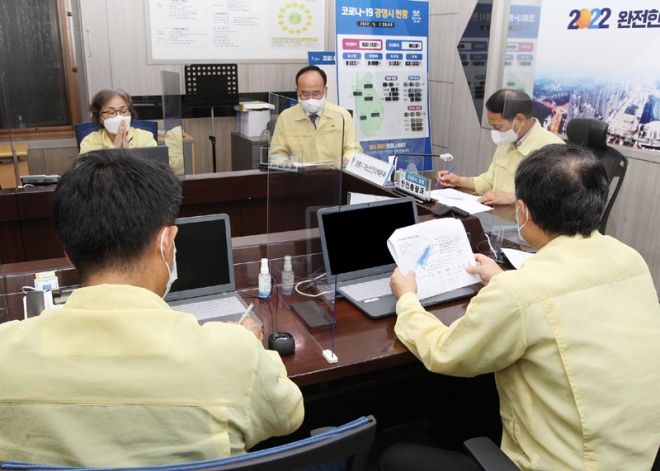 5일 광명시의회 의장단이 광명시 재난상황실를 방문해 비상근무 중인 공직자를 격려하는 한편 피해 예방 대책을 점검하고 있다. 광명시의회 제공