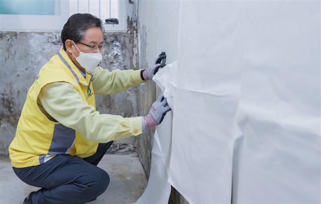최호권 영등포구청장이 지난 1일 대림1동 침수가구에서 도배 작업에 참여하고 있다. 구는 추석 전에 수해 가구에 재난지원금 지급을 완료할 계획이다. 영등포구 제공