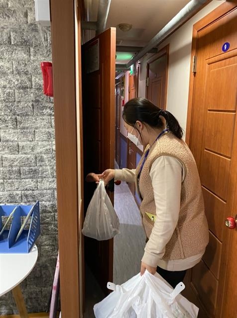 서울 서초구 관계자가 1인가구에 명절맞이 밀키트를 전달하고 있다. 서초구 제공