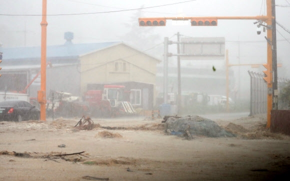 태풍 ‘힌남노’로 많은 비가 내리면서 6일 오전 경북 포항시 남구 장기면 일대가 물에 잠겨있다. 2022.9.6 연합뉴스
