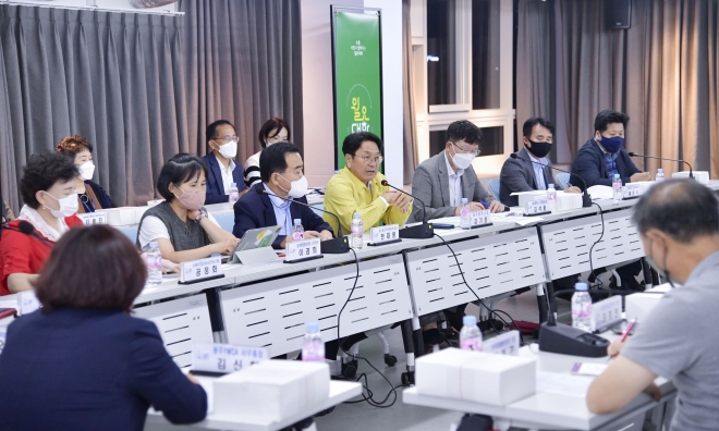 강기정 광주시장이 지난 5일 오후 동구 전일빌딩245 회의실에서 열린 ‘제1회 월요대화’에 참석, 광주시민단체협의회 대표들과 상생협력 방안 등을 논의하고 있다. 광주시 제공