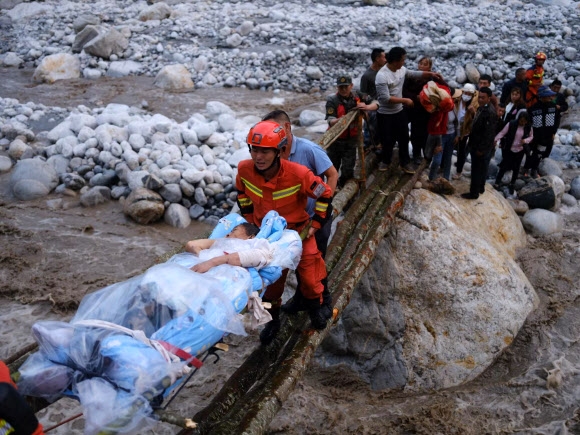 규모 6.8의 강진이 발생한 중국 쓰촨성 간쯔장족자치주 루딩현에서 구조대원들이 생존자를 이송하고 있다. 2022.9.5 신화 연합뉴스