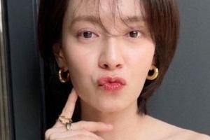 송지효, 어깨+쇄골 드러낸 오프숄더 패션 ‘반전 몸매’