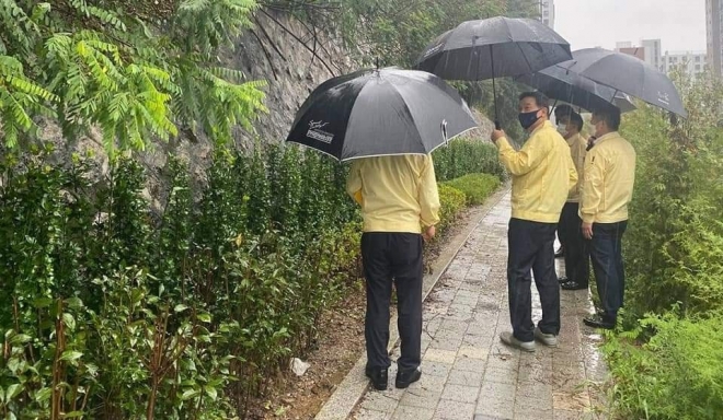 임태희 경기도교육감이 태풍의 영향으로 비바람이 치던 5일 성남제일초등학교 옹벽을 점검하고 있다. 임태희 교육감 SNS