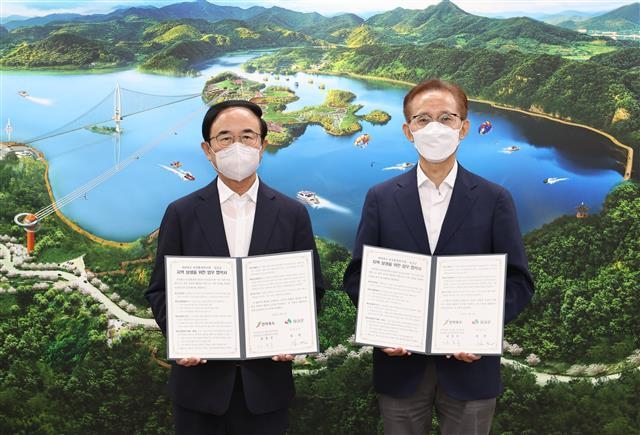 김호주(오른쪽) 전북도 보건환경연구원장과 심민 임실군수가 6일 군청에서 ‘지역 상생 발전을 위한 업무협약’을 맺은 뒤 기념촬영을 하고 있다. 임실군 제공