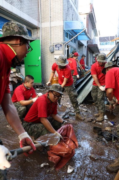 태풍 피해복구 하는 해병대원들