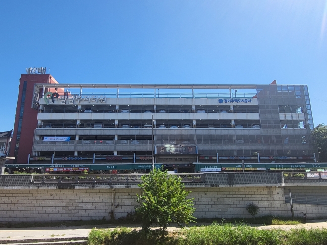 경기 수원시 팔달구 수원천로 팔달주차타워 전경.