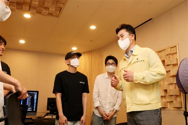 오언석(오른쪽) 서울 도봉구청장이 지난 2일 음악 창작 공간 ‘이음스튜디오’를 방문해 청년 음악인들과 청년 정책, 음악 산업에 대한 대화를 나누고 있다. 도봉구 제공
