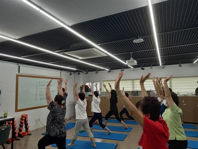 서울 구로구 오류동 주민들이 오류보건지소에서 기본적인 운동 방법과 자세를 배우고 있다. 구로구 제공