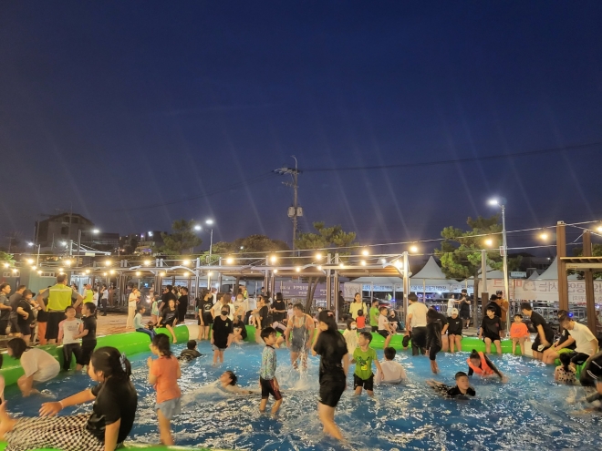 지난달 13일 제주시 도두 오래물축제장에 마련된 야외수영장에서 아이들이 물놀이를 하며 열대야를 날리고 있다. 