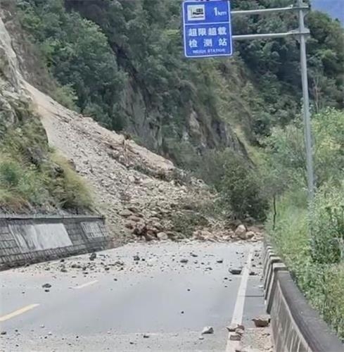 진도 6.8의 강진이 발생한 중국 쓰촨성 루딩현의 산사태 현장