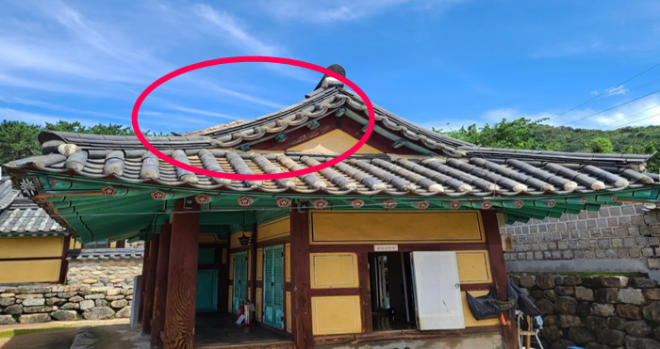 김해 수로왕비릉 고직사 지붕 내림마루 기와가 파손된 모습. 문화재청 제공