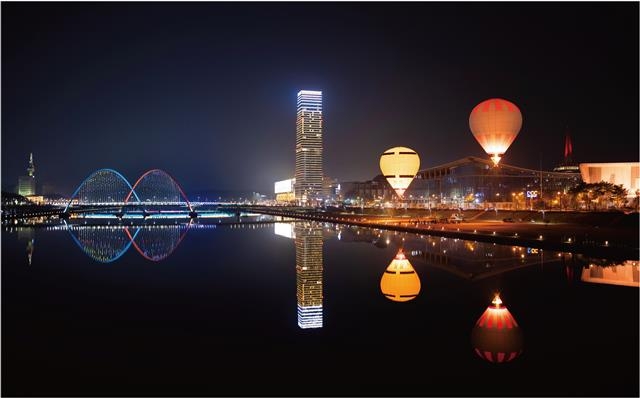 세계지방정부연합(UCLG) 대전 총회가 열리는 엑스포과학공원 내 대전컨벤션센터(열기구 뒤 건물) 야경. 대전시 제공