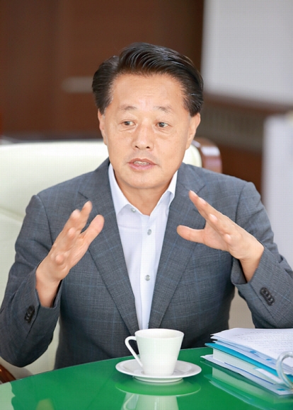 이상철 전남 곡성군수가 7일 집무실에서 가진 서울신문과의 인터뷰에서 군정 목표인 ‘군민이 더 행복한 곡성’을 실현하겠다고 밝히고 있다. 곡성군 제공