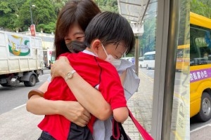 “홍콩 격리 당장 없애줘요”…강수정, 아들과 눈물의 상봉