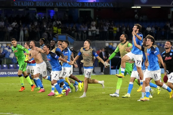 나폴리 UCL 1차전서 리버풀 4-1 대파