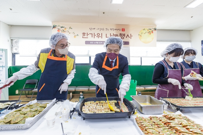 김태우(왼쪽 두번째) 강서구청장이 7일 등촌3동 강서노인종합복지관을 방문해 직접 전을 부치는 봉사 활동을 하고 있다. 강서구 제공