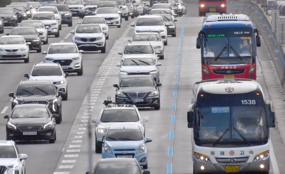 지난해 9월 추석 연휴 경기 용인 영동고속도로 마성터널인근에서 차량들이 서행운전을 하고 있는 모습.