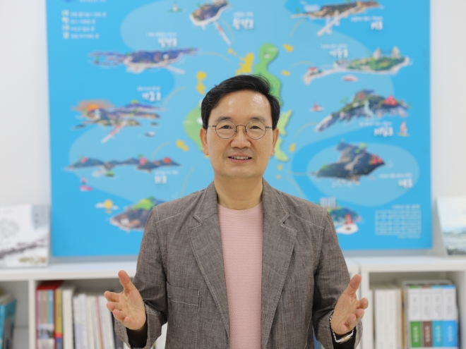 오동호 한국섬진흥원장이 취임 1주년을 맞아 “섬의 미래를 여는 글로벌 섬 전문 연구기관으로 발돋움해 ‘섬의 대항해시대’를 여는 등대가 되겠다”고 포부를 밝히고 있다. 