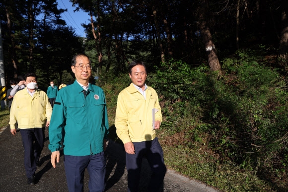 한덕수 국무총리가 7일 오후 강원도 홍천군의 아프리카돼지열병(ASF) 방역현장 점검을 위해 양돈농장 근처로 이동하고 있다. 2022.9.7 연합뉴스