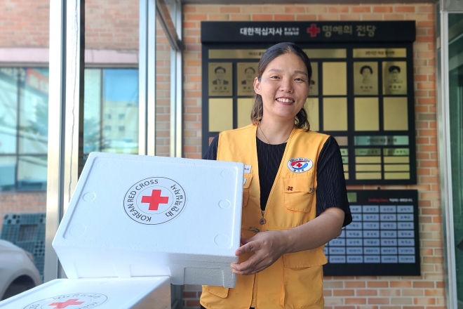 다둥이 엄마이자 대한적십자사 자원봉사자인 정선희씨가 8일 천안봉사관에서 자원봉사 활동을 펼치고 있다.