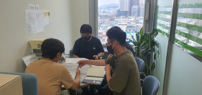 서울 마포구 직원들이 동대문구청에 방문해 동대문구의 우수 정책에 대해 토론을 하고 있다. 마포구 제공 