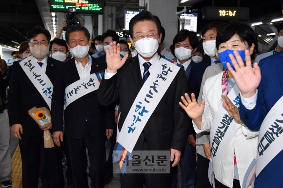 이재명 더불어민주당 대표가 8일 오전 서울 용산역에서 추석 귀성객들에게 인사를 하고 있다.2022. 9. 8. 김명국 기자