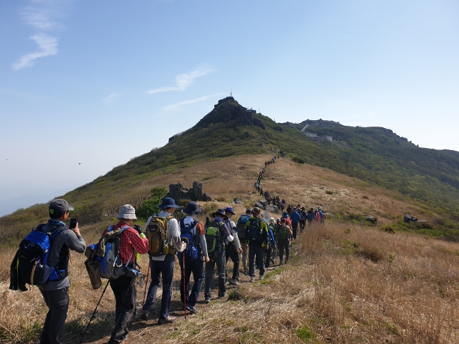 지난 2019년 11월 코로나19 팬데믹 사태가 벌어지기 직전 마지막으로 진행됐던 무등산 정상 개방행사에서 시민들이 군사시설이 설치된 정상을 향해 발걸음을 옮기고 있다. 무등산국립공원사무소 제공