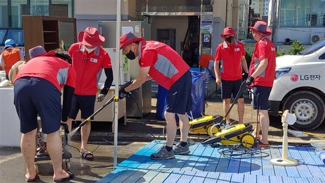 LG전자 엔지니어들이 피해 가구를 방문해 서비스 제공하고 있는 모습