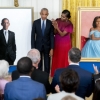 백악관 오바마 부부 초상화 공개… 트럼프가 끊은 전통 10년 만에 재개
