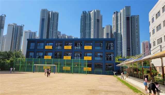 인천 중산초등학교 운동장 한쪽에 2020년 신축된 모듈러 교사 전경.