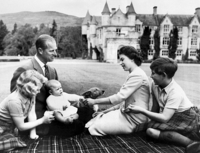 8일(현지시간) 세상을 떠난 엘리자베스 2세 영국 여왕과 부군 필립 공, 앤느 공주, 앤드루 왕자, 찰스 왕세자(차기 국왕)이 1960년 밸모럴 성 잔디밭에서 기념촬영에 응하고 있다. AFP 자료사진 