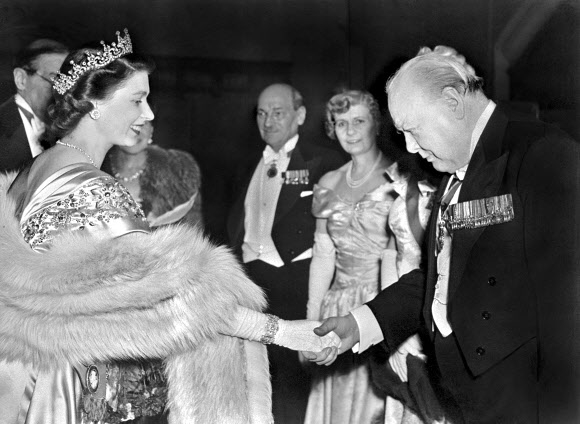 1950년 3월 23일 촬영된 사진에서 당시 공주였던 엘리자베스 2세 영국 여왕이 런던 길드홀에서 총리를 역임한 윈스턴 처칠에게 인사하고 있다. AFP 연합뉴스